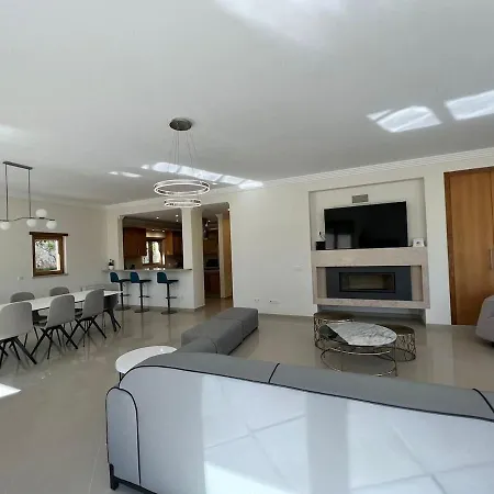 Pedra Luxe - Spacious Modern *