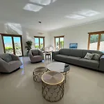 Pedra Luxe - Spacious Modern Vila *